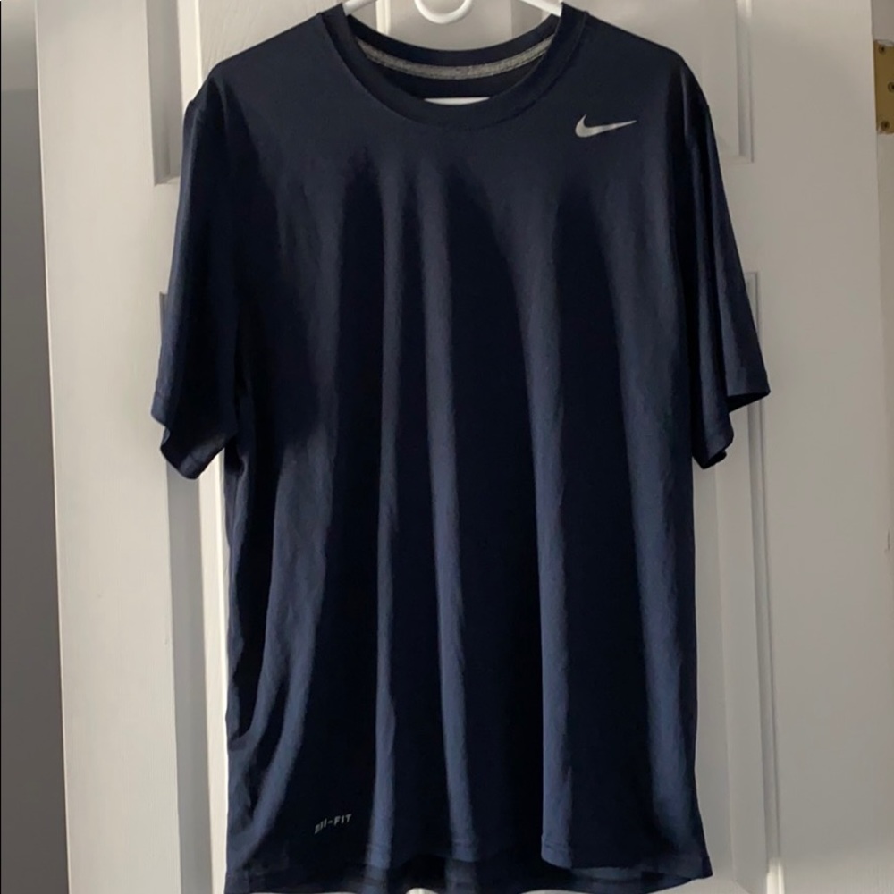 Men’s navy blue Nike short sleeve shirt